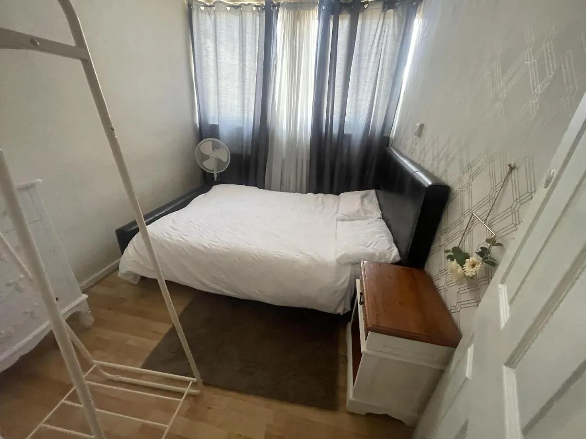 Comfy And Lovely 1-Bed Apartment In Лондон