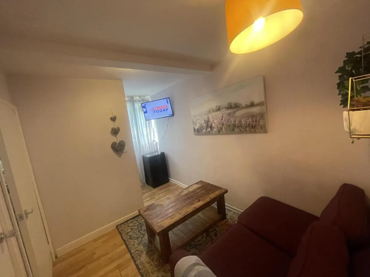 Comfy And Lovely 1-Bed Apartment In Лондон